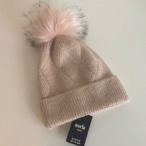 Norla Canada pink beanie